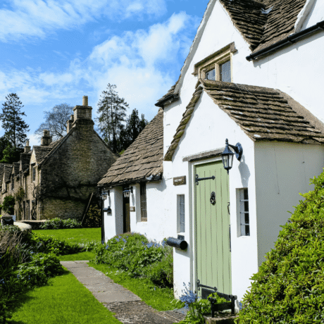 Image of a row of cottages in uk rural village